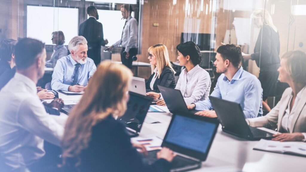 Professionisti durante un meeting aziendale con documenti e analisi dei risultati