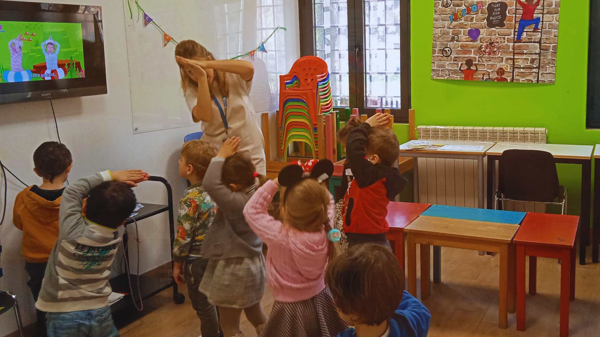 Bambini partecipano a un'attività di inglese con giochi e movimento durante l'Open Week